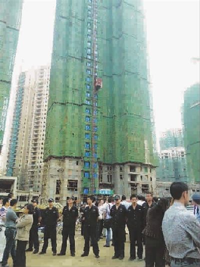 武汉一工地电梯高空坠落19人死亡