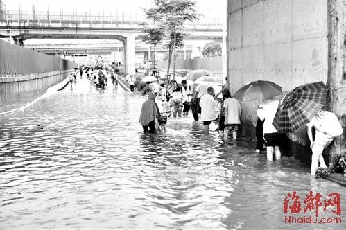工期滞后一年多 涵洞还会继续涝