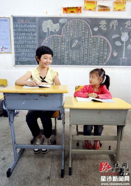 长沙县:小学生身高1米7课桌还坐得下吗?