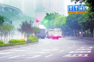 长滨路这路口怪,车掉头须开到最右边