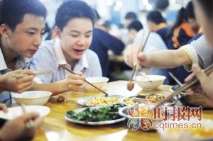 主城中学生平时在学校都吃些什么?