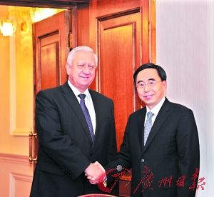 加强双边贸易扩大合作