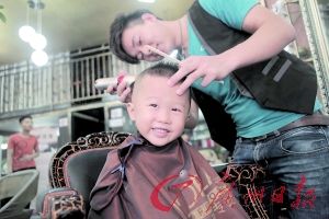 理发店周二为老幼义剪