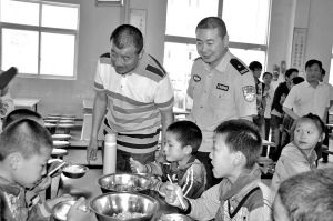 江苏又一名民警被网友赞“最美警察”