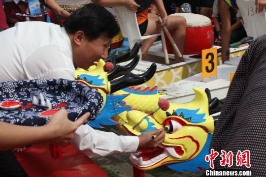 上海举办“世界华人龙舟邀请赛”