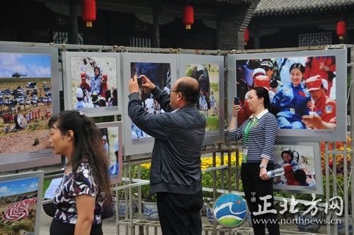 英雄航天员刘旺为内蒙古摄影家作品签名