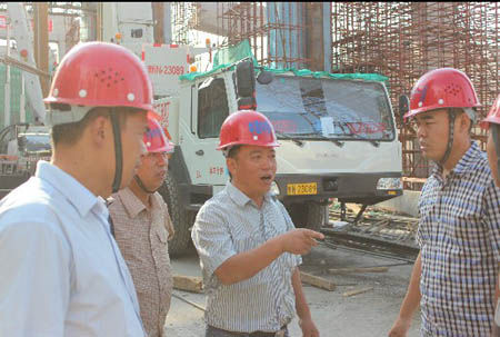 记中铁一局五公司乌鲁木齐高架项目副经理夏明