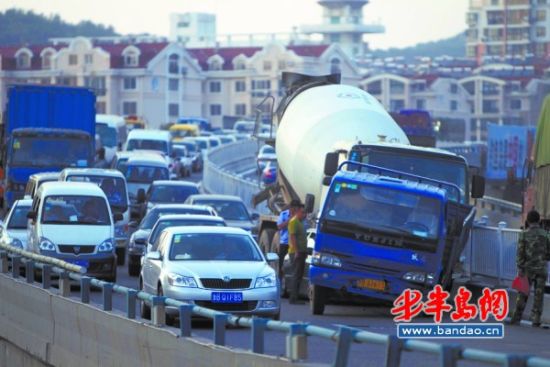 下王埠立交桥八车追尾堵路两小时三人受轻伤
