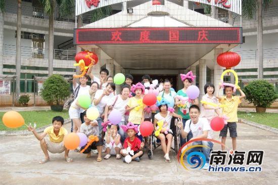 吃月饼玩气球
