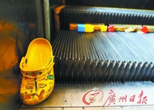 男童遭手扶电梯“咬”脚