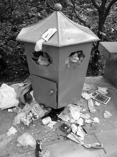 游客随手扔垃圾成倍增