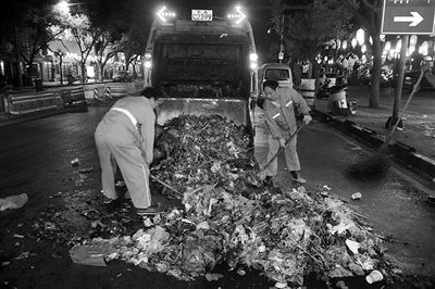 游客随手扔垃圾成倍增