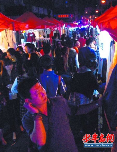 小长假台东夜市外地游客扎堆 摊主恐节后无客