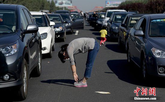 外媒称中国黄金周垃圾成堆高速路变停车场