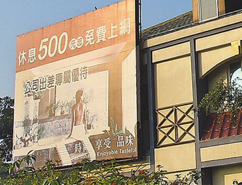 ̨��Ӧ��Ů���οͻ���͵Ǯ��ϧ�������������