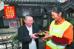 凯旋路有家爱心面庄,环卫工吃面不要钱