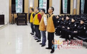 6人打飞的到重庆会合专偷单反相机镜头