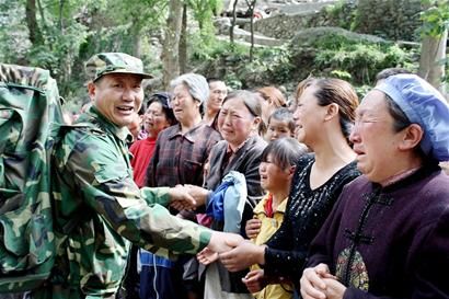 雪山草地上有位“夏司令”