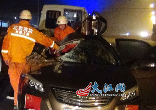 宜春一小车刚出加油站就撞上货车致一死一伤