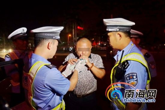 琼海交警深夜出击查酒驾 2小时查交通违法28起