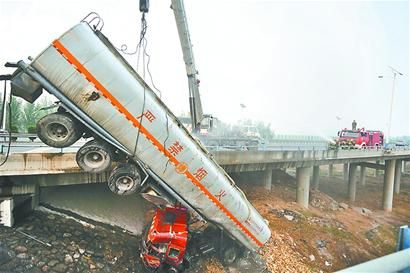 为躲货车,油罐车一头栽入桥下