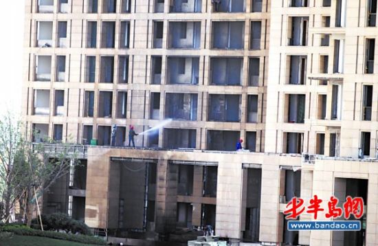 九水东路一在建楼盘起火疑建筑垃圾被引燃