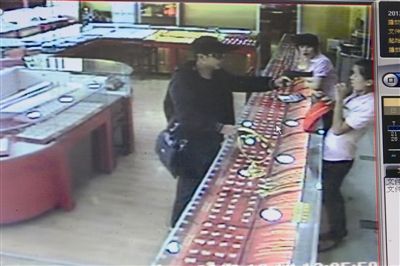 “黑衣人”金店大吼“不许动!”