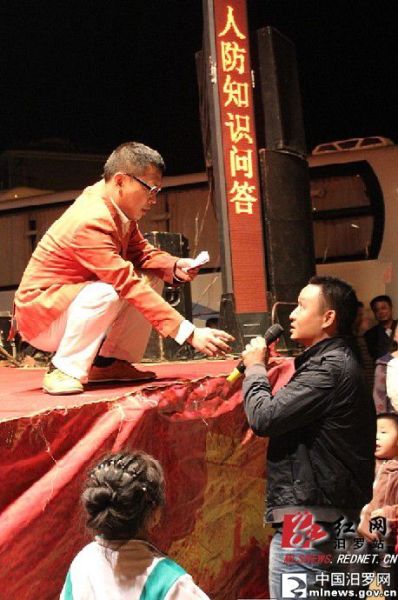 汨罗人防教育进社区文艺巡演在屈子公园举行