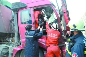 大货追尾卡住司机双腿