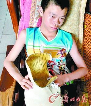 少年受“怪病”折磨4年25万手术费愁坏了父母