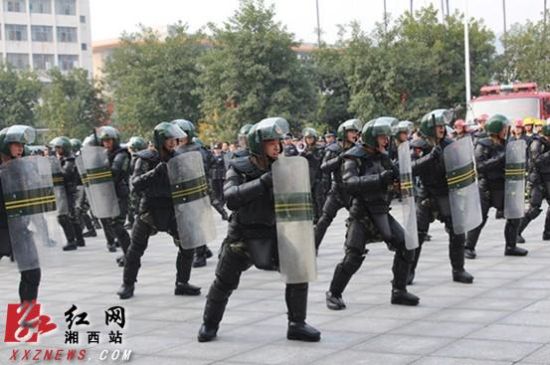 武警湘西支队正在进行防暴队形表演 向纯/摄
