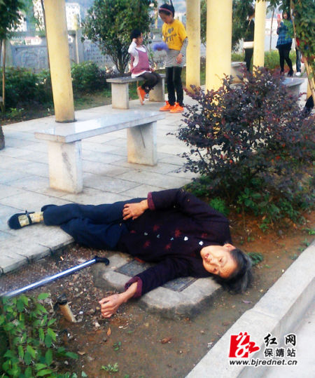 老人神情痛苦的晕倒在路边