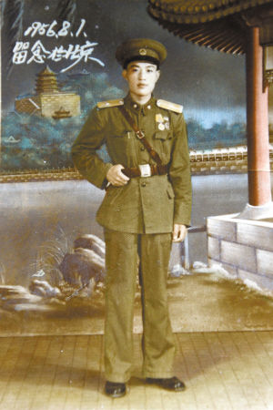 百人昨送别开国大典护旗手李元甫