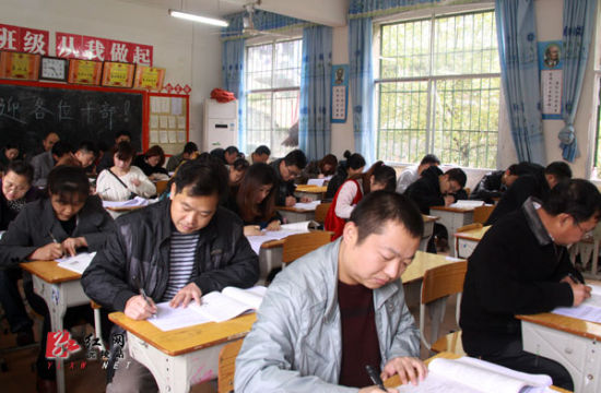 沅陵城区4700名干部职工参加普法考试