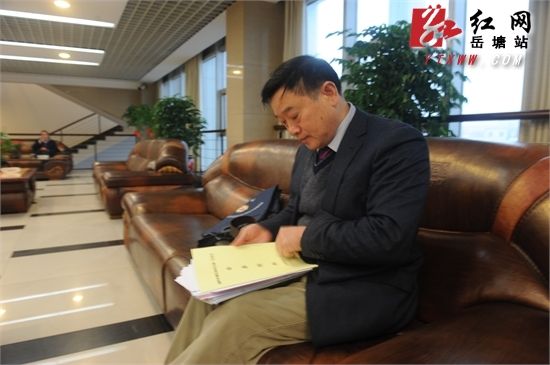 湘潭岳塘区政协五届一次会议今开幕委员冒雨报到