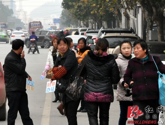 娄底:只要你给钱 我们什么证都能办