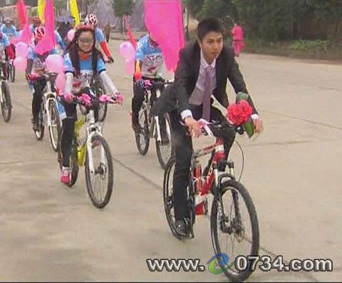 耒阳小伙用自行车作婚车迎娶新娘绿色婚礼引关注