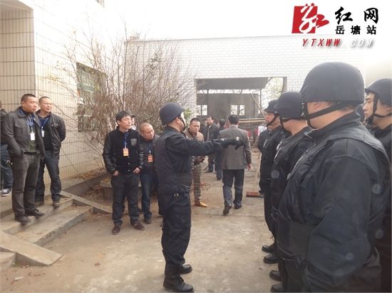 湘潭岳塘区城管执法局出动36人拆除违章建筑