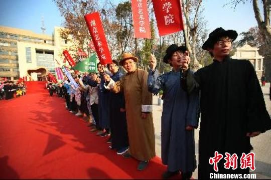 百年南京艺术学院校庆达利雕塑成生日礼物