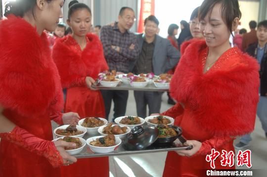 泉港办第三届猪脚节近百家台湾农产品现场展销