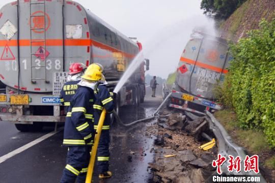 福建漳浦31吨甲醇槽罐车冲出路面