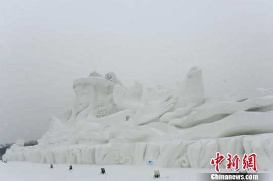 世界上最大的雪雕人物肖像梦海欢歌 刘长山 摄 中新网哈尔滨12月21日电 (记者 杨静)伴随着洋洋洒洒的雪花,第25届哈尔滨太阳岛国际雪雕艺术博览会于今天在哈尔滨太阳广场开幕,世界上最大的雪雕人物肖像梦海欢歌亮相开幕式。 据了解,本届雪博会以雪的世界,雪的梦想为主题,以一首用雪演绎梦想世界的乐章为主线,步入景区可以看到梦想前奏曲、时光进行曲、生命奏鸣曲、世界摇篮曲、欢乐狂想曲、浪漫小夜曲、盛世圆舞曲七个主题园区,还可以欣赏到刚刚落幕的全国雪雕比赛的作品。 惟妙惟肖的梦想欢歌