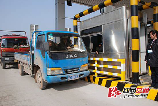 长湘高速白箬铺收费站开通首日流量达677台次