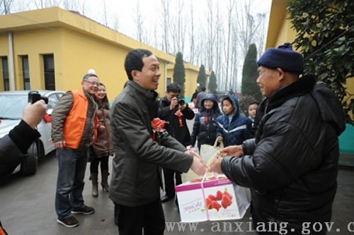 安乡论坛义工走进敬老院 和老人提前过年