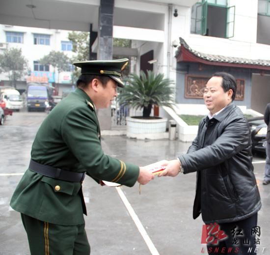 张才金:要确保全县人民过一个快乐祥和的春节