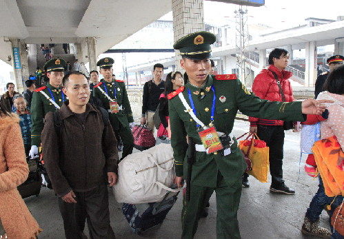 通讯员/焦炎)连日来,在韶关火车东站涌动的春运人潮中,武警韶关市支队