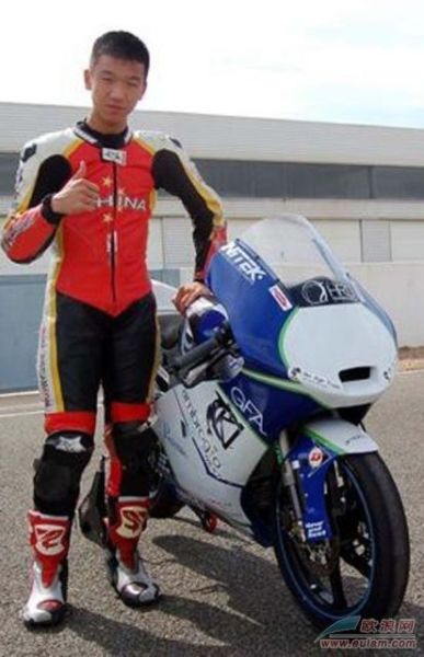 17岁华裔成首个参加世界摩托车锦标赛华人车手