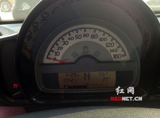 (在经历2次维修后,该车的安全气囊故障灯莫名亮起,王小姐拒绝再次接受维修) 网友投诉:奔驰Smart新车一个星期多次出现熄火 红网长沙3月11日讯(记者 吴庠) 在大众眼中,奔驰轿车一直是品质的代名词。但湘潭网友王小姐最近烦恼不已她花费15万余元购买的奔驰SMART小车,行驶里程不到3000公里,就先后出现半路突然熄火、油门刹车失灵、安全气囊故障灯亮等诸多故障。