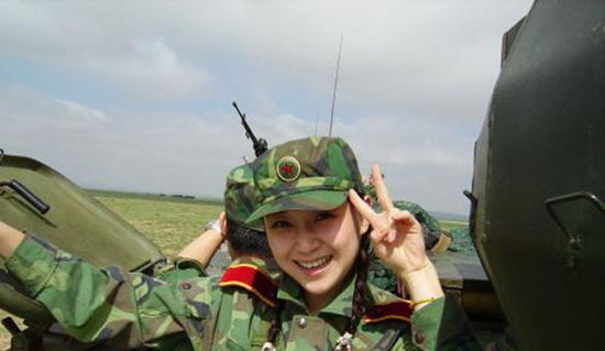 台媒关注解放军艺术学院10大校花 制服娇点惹