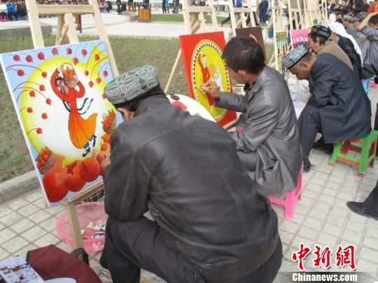 新疆举办首届农民画艺术节多民族绘生活描变化